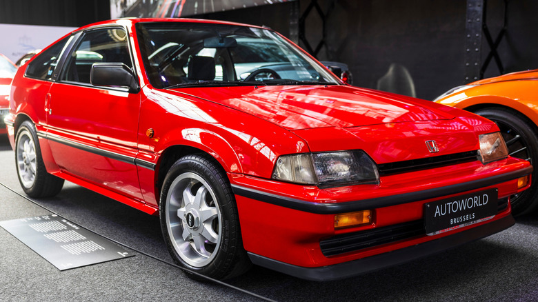 Вид спереди в 3/4 на красную Honda CRX первого поколения
