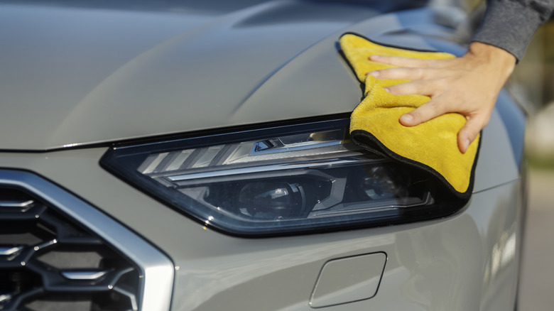 Очистка светодиодных фар Audi крупным планом.