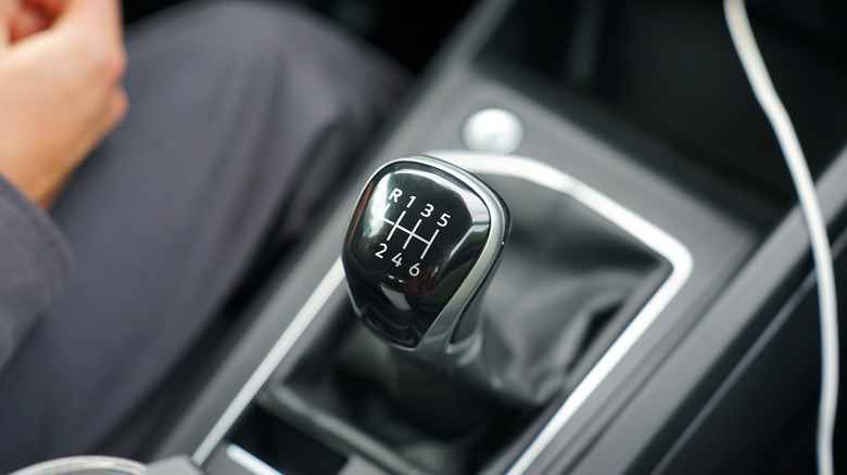 Крупный план рычага механической коробки передач автомобиля.