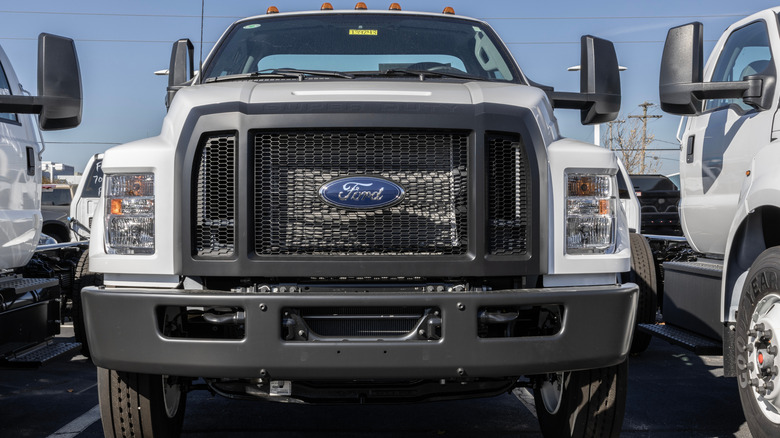 Крупный план передней части белого Ford F-650.