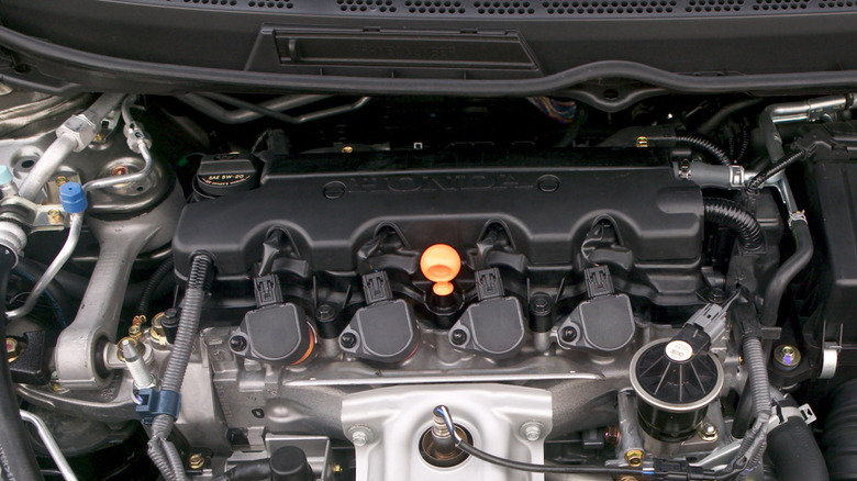 Двигатель Honda Civic 2007 года выпуска в моторном отсеке, видны катушки зажигания.