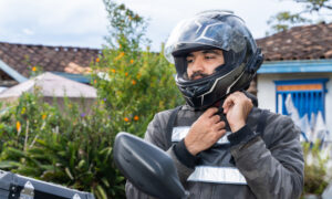 Должен ли ваш мотоциклетный шлем иметь точечную наклейку?