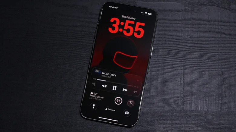 Экран блокировки iOS 26 с медиаплеером
