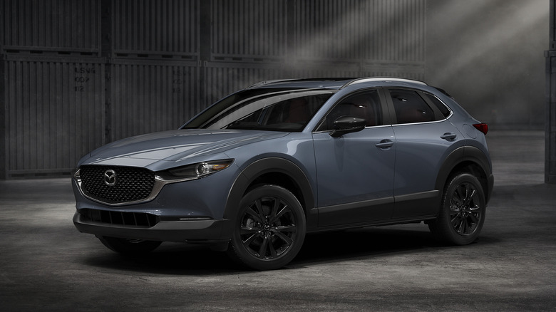 Синий Mazda CX-30 2026 года на темном складе