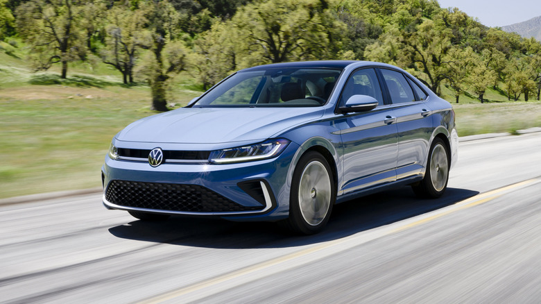 Синий VW Jetta 2026 года на сельской дороге