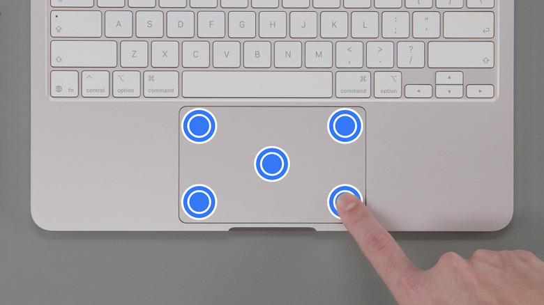 Вид сверху вниз на человека, использующего трекпад MacBook Neo