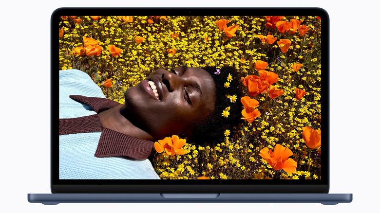 Вид спереди на экран MacBook Neo на белом фоне