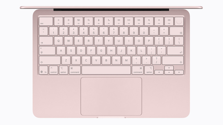 Вид сверху на клавиатуру Magic Keyboard на MacBook Pro на белом фоне.