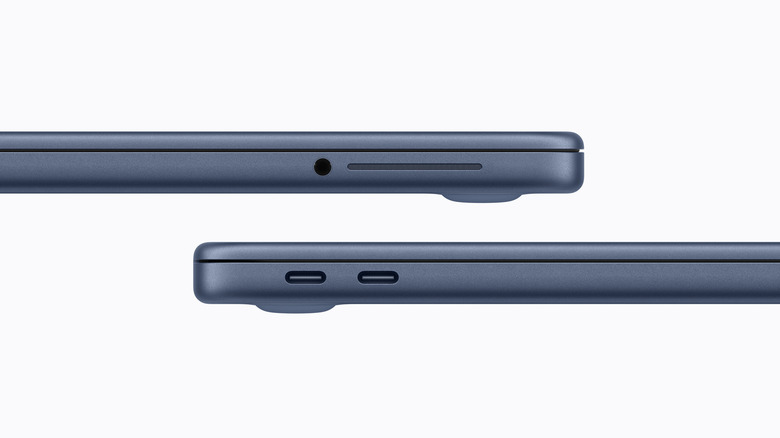 Вид сбоку на порты ввода-вывода MacBook Neo, белый фон