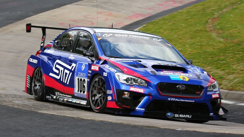 Вид спереди 3/4 гоночного автомобиля Subaru WRX STI NBR на Нюрбургринге