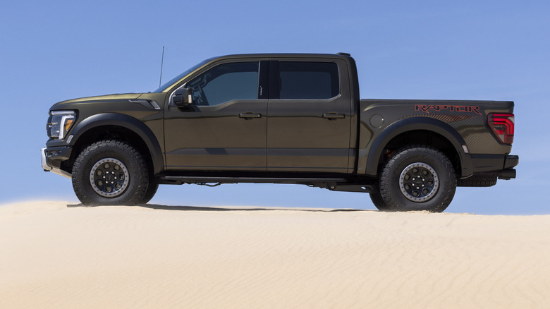 Вид сбоку Ford F-150 Raptor в пустыне