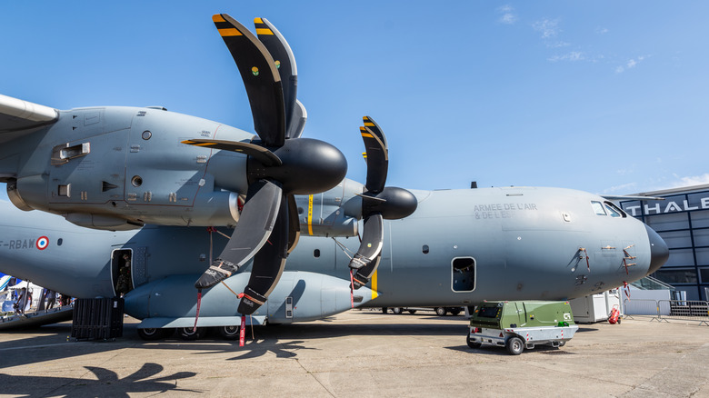 Airbus A400M Atlas на земле с открытыми дверями