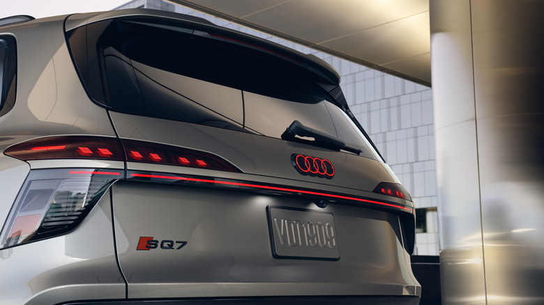Задний значок Audi SQ7 2027 года и деталь люка