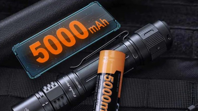 Fenix ​​PD36R PRO и его массивный аккумулятор