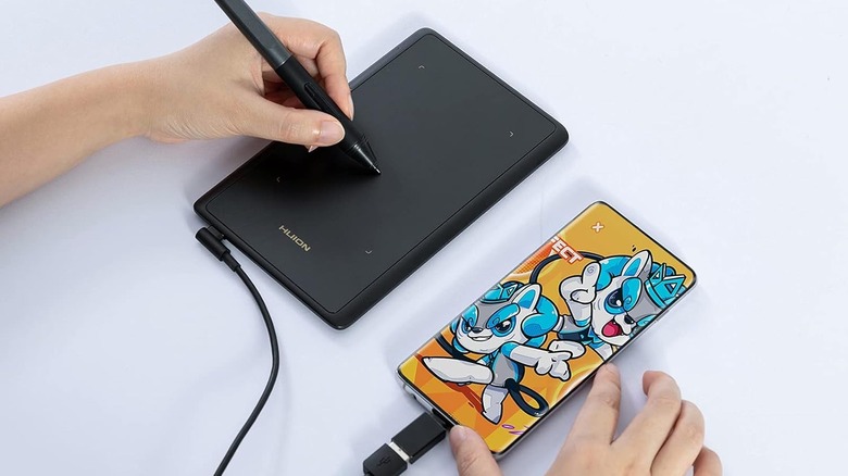 Планшет Huion H420X, подключенный к смартфону.