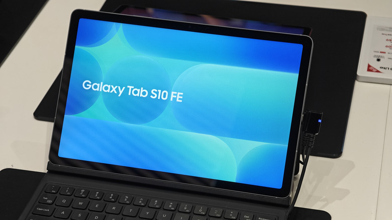 Планшет Galaxy Tab S10 с синим экраном запуска.