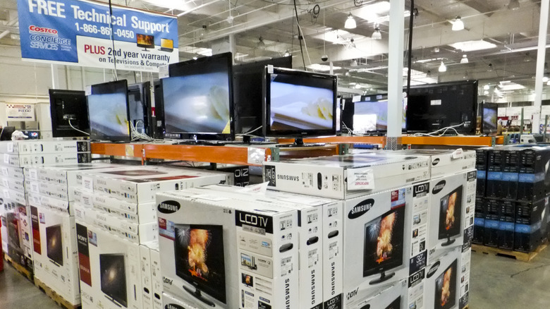 Раздел электроники Costco с выставленными телевизорами