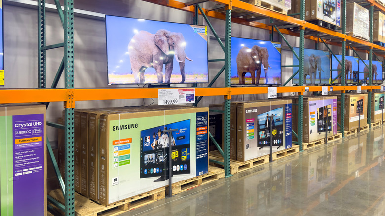 Телевизоры Costco на складских полках