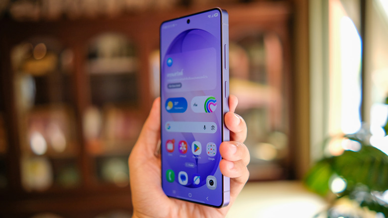 Рука держит Samsung Galaxy S26 Ultra