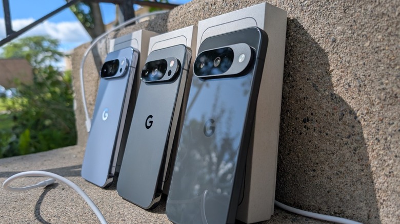 Телефоны Google Pixel 10 прислонены к бетону