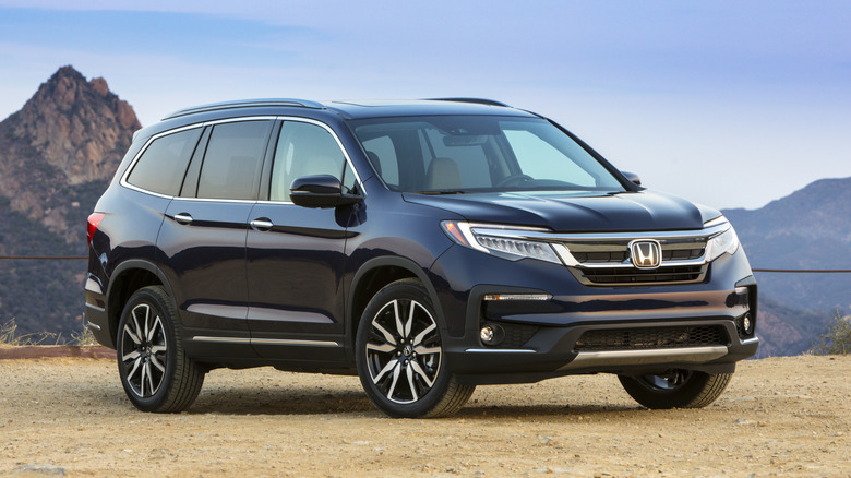 Черный Honda Pilot 2021 года припаркован в горах
