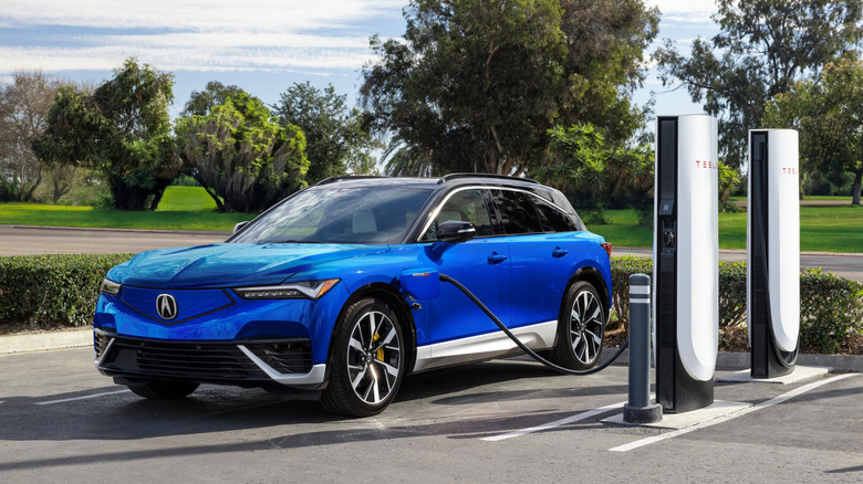 Синий Acura ZDX заряжается от Tesla Supercharger
