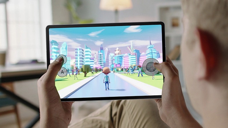 Человек играет на Samsung Galaxy Tab S10 FE