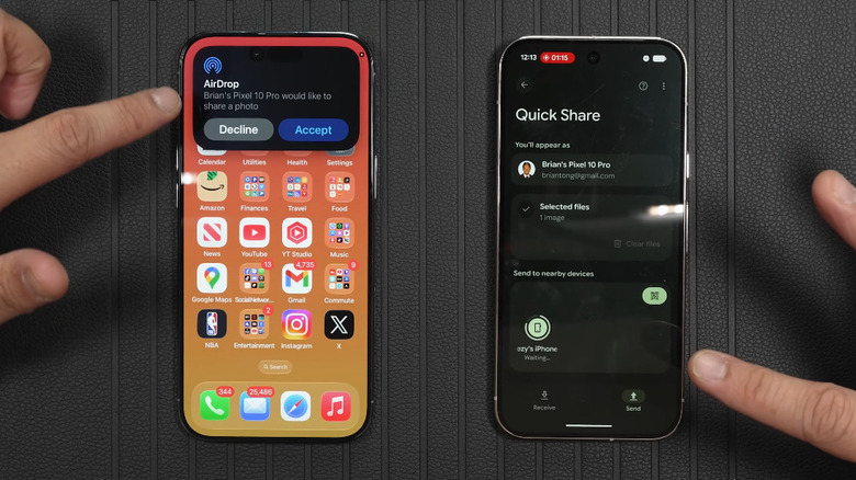 Человек, использующий Quick Share на Android для отправки фотографий на iPhone.
