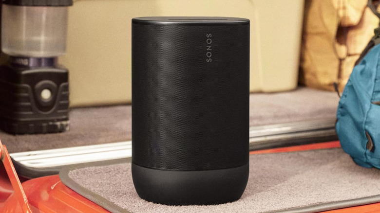 Умная колонка Sonos Move 2 на открытом воздухе