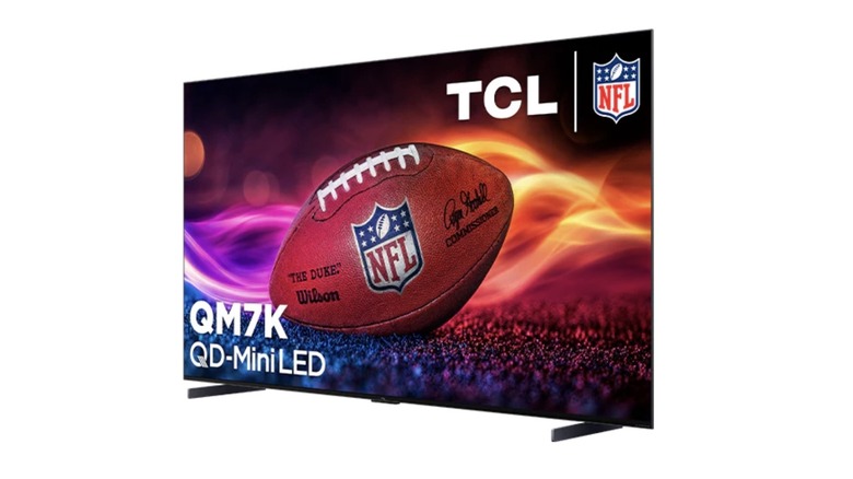 Рекламное изображение мини-светодиодного QLED-телевизора TCL QM7K Mini.
