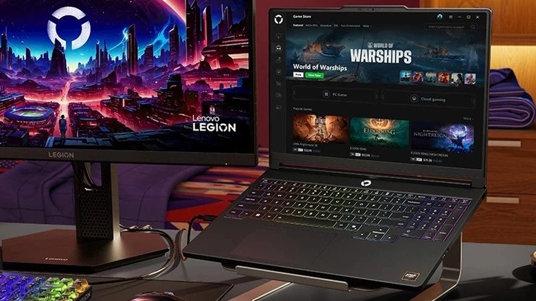 Ноутбук серии Lenovo Legion 5 рядом с монитором.