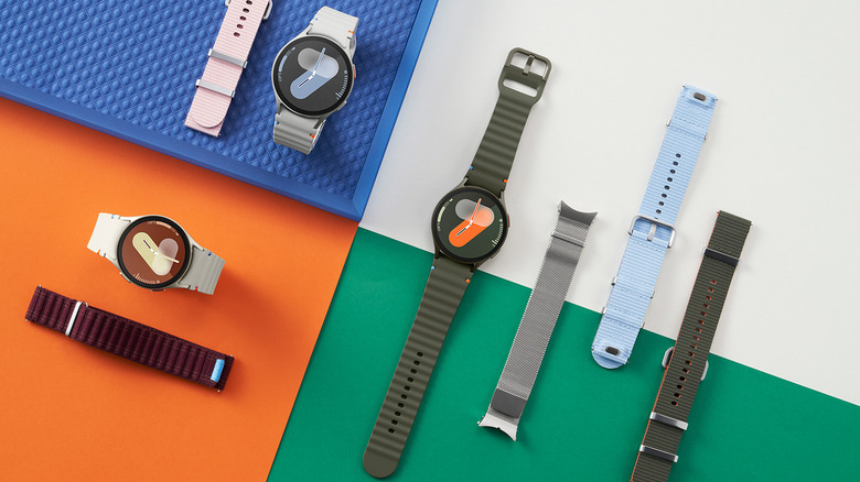 Samsung Galaxy Watch 7 вместе с различными ремешками и аксессуарами.
