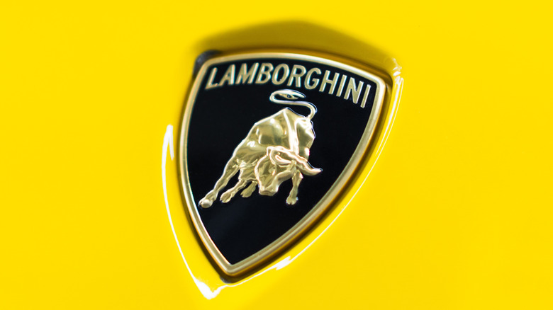 Современный логотип Lamborghini на желтом автомобиле.