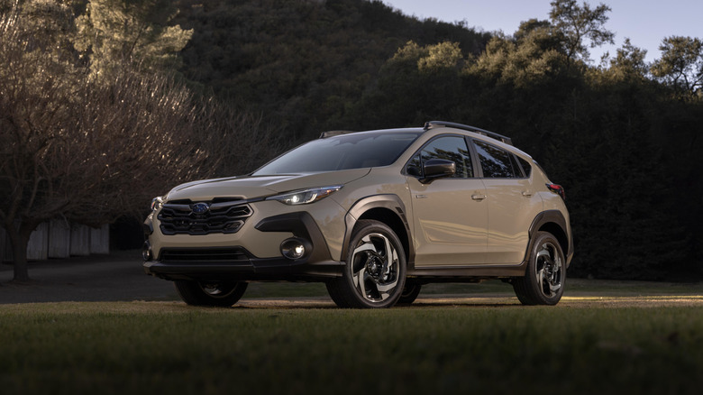 Светло-серый Subaru Crosstrek 2026 года выпуска, припаркованный на траве.