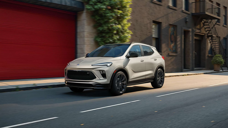 Светло-бежевый Buick Encore GX 2026 года выпуска едет по улице