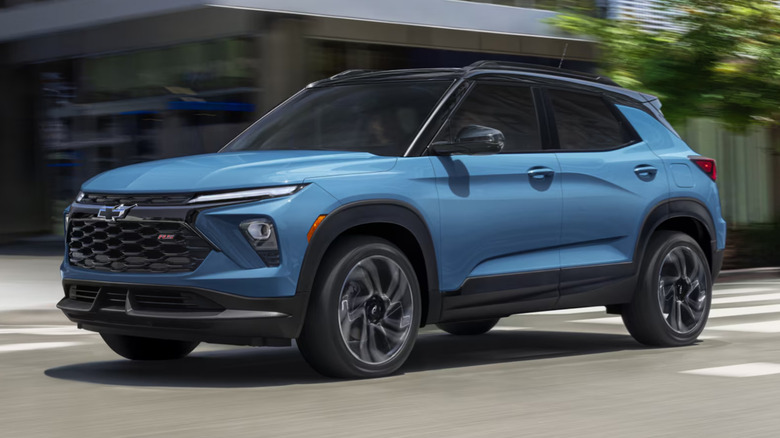 Синий Chevrolet Trailblazer 2026 года проезжает по городу