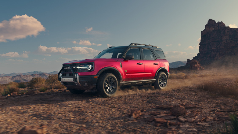 Красный Ford Bronco Sport Badlands 2026 года выпуска едет по горной тропе