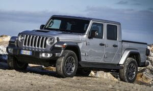 Напоминание о пожарной опасности: Jeep призывает 1 млн водителей парковаться только на улице