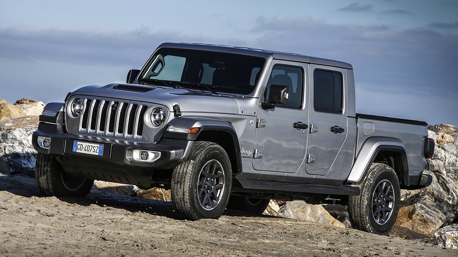 Напоминание о пожарной опасности: Jeep призывает 1 млн водителей парковаться только на улице