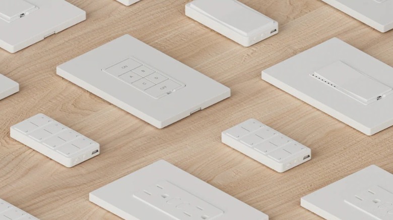 Коллекция устройств Insteon на столе