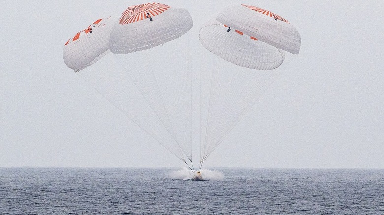 Космический корабль SpaceX Crew Dragon Endurance приводнился в Тихом океане у побережья Сан-Диего, штат Калифорния, вместе с астронавтами НАСА Энн Макклейн и Николь Айерс, астронавтом JAXA (Японского агентства аэрокосмических исследований) Такуя Ониси.