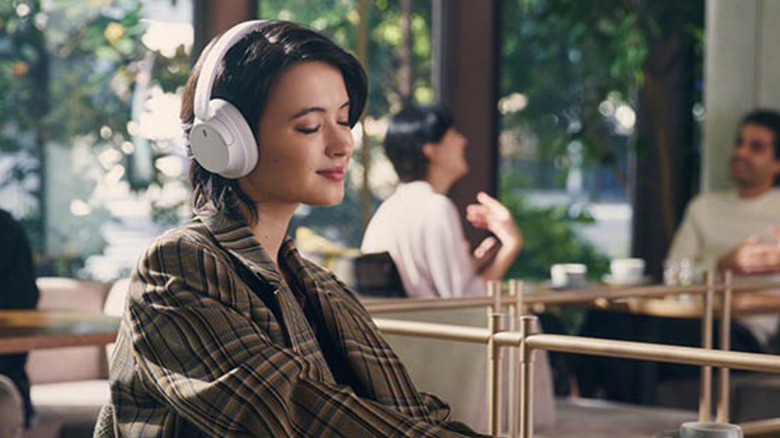 wpman слушает музыку в наушниках Sony