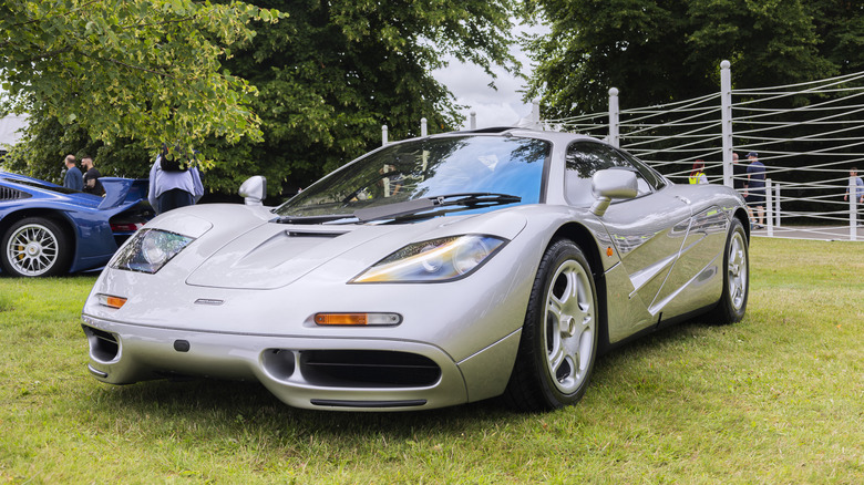 На выставке представлен серебристый McLaren F1.