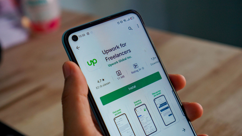 Снимок приложения Upwork на смартфоне