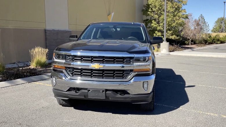 Черный Chevy 1500 LT 2016 года выпуска на стоянке