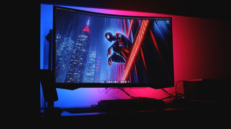 Изогнутый монитор с RGB-лентой.