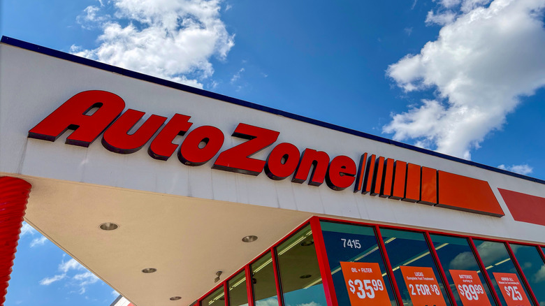 Витрина магазина AutoZone