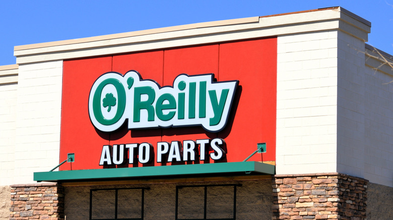 Витрина магазина автозапчастей O'Reilly
