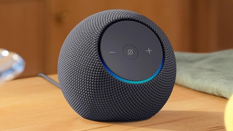 Amazon Echo Dot Max на деревянном столе рядом с зеленой тканью