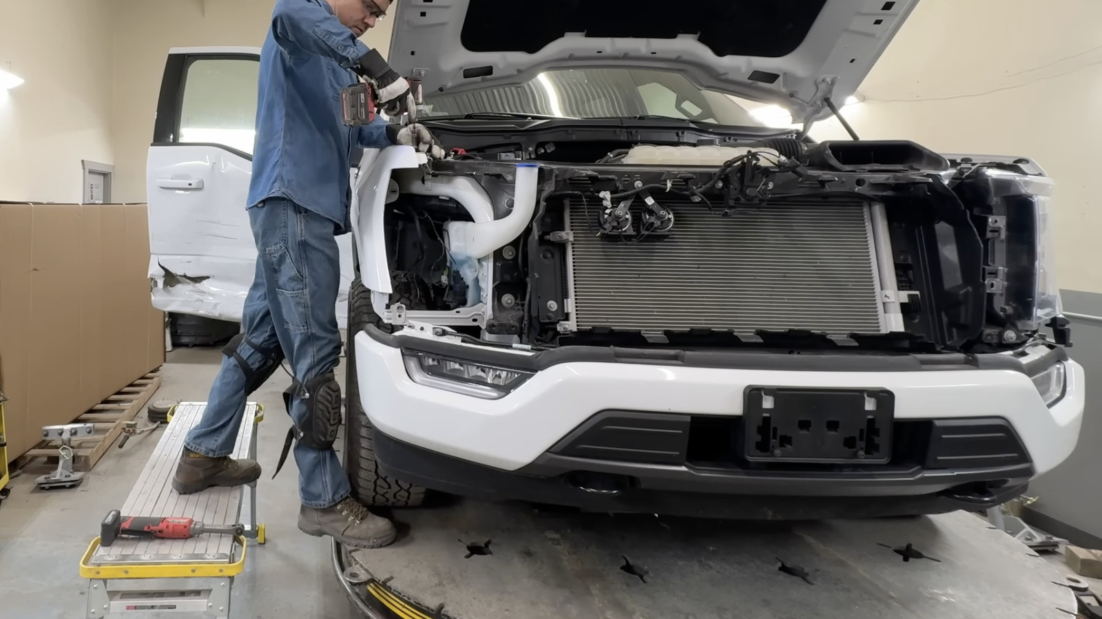 Генеральный директор Ford говорит, что современные автомобили слишком «сложны», чтобы их ремонтировала домашняя механика